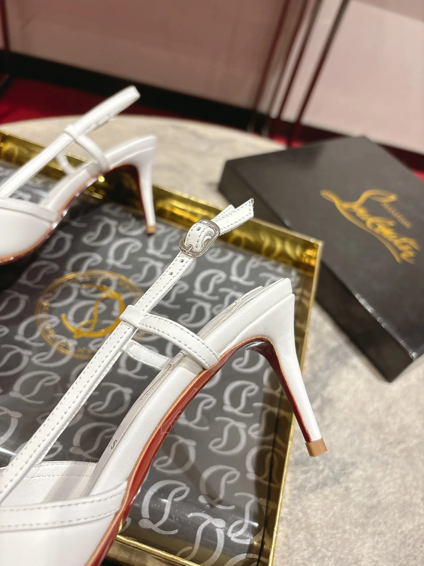 👟👟Ex-factory price 600👟👟 🆑❥∙Back empty sandals🦋✪ꫛꫀw.✔︎ Featuring a slightly pointed toe and slim straps, this model is crafted in white calfskin with a 65mm heel height and added hand-placed crystals on the front. It features our signature Louboutin red sole with Christian Louboutin's signature and heart-shaped stamped logo on the insole. Size: 34 yards - 42 yards (34.40.41.42. Customized, non-refundable and non-exchangeable‼️) Heel height: 6.5cm Color: white black